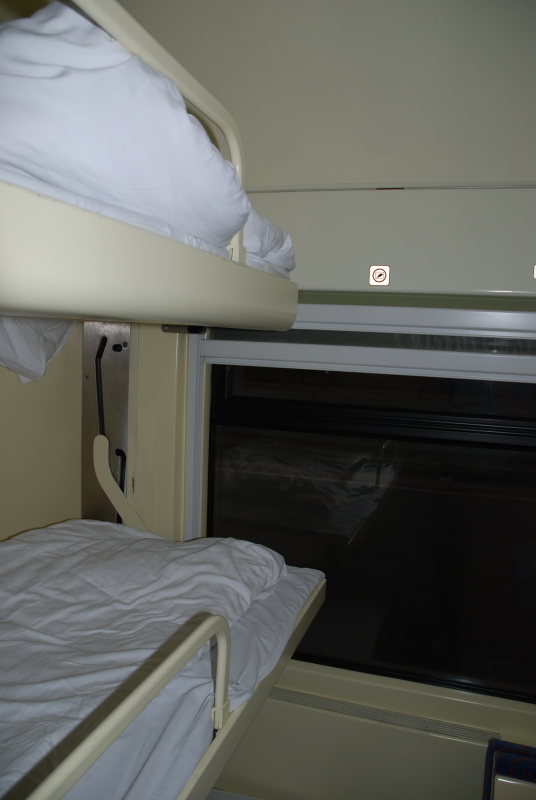 It is possible to stretch my legs, if I don't stretch my feet. According to Deutsche Bahn the bed lenght is 180-184cm (depending on which of the three you get).
